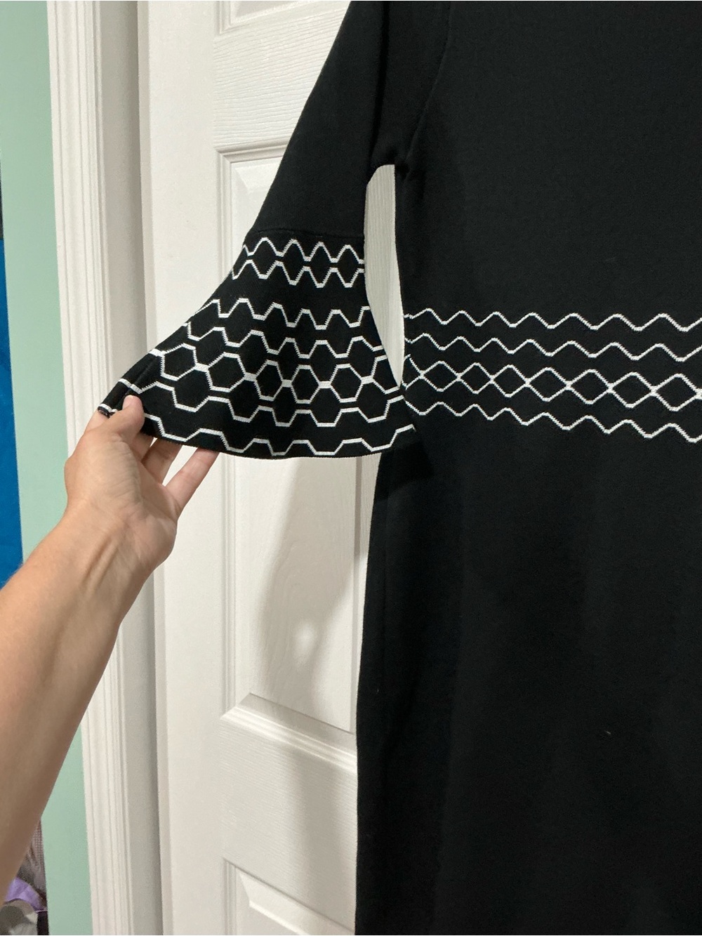 💙 NWT Nina Leonard Black White Knit Sweater Dress Scalloped Neckline Bell Sleeve - Picture 2 of 6